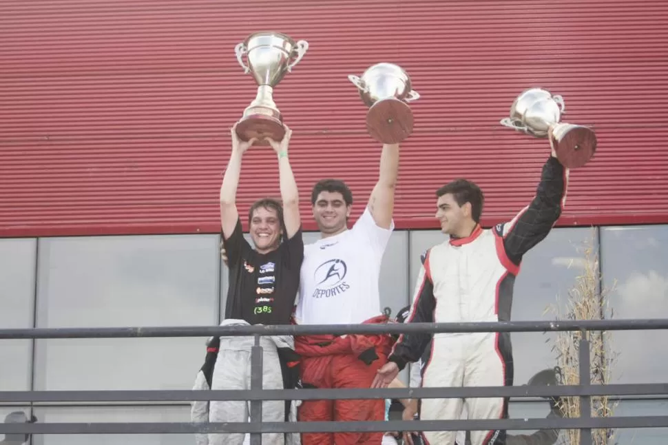 TRES DESTACADOS. Eduardo Maidana (primero desde la izquierda), en el podio junto con Bernardo y Juan Ortega. 