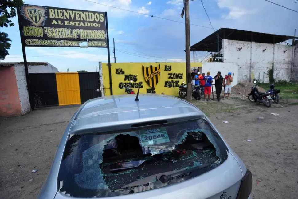 LAMENTABLE. La luneta trasera de un auto muestra el signo de la violencia.