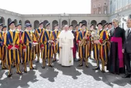 Conocé cómo trabajan los guardias suizos