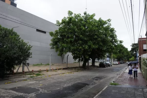 Enojo vecinal por el nuevo estacionamiento de un hotel