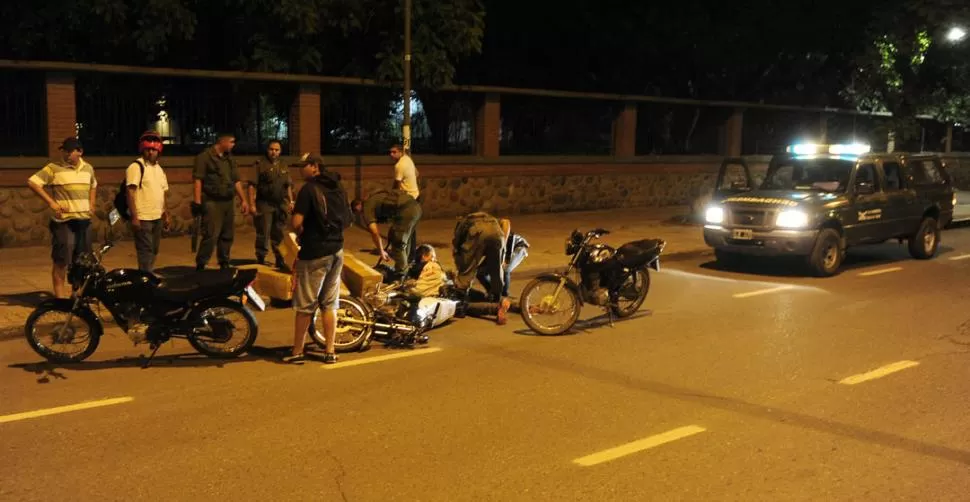 DETENCIÓN. Policías de civil y gendarmes detuvieron a dos supuestos saqueadores frente a la facultad de Filosofía. 