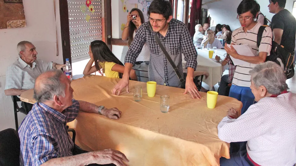 CHARLA Y BUEN CLIMA. Pasamos toda una tarde con los abuelos. Muchas historias nos contaron.