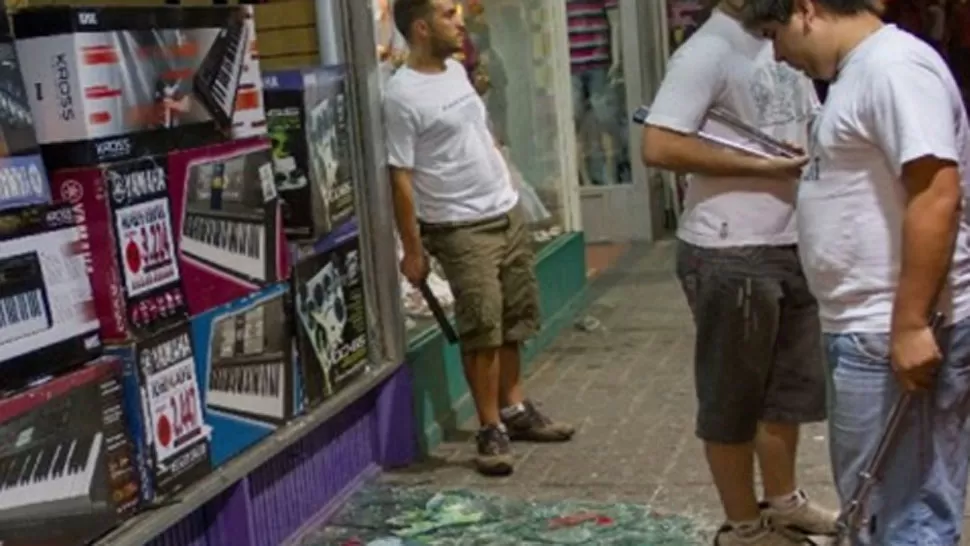 DESTROZOS. Los vándalos rompieron vidrieras y se llevaron mercadería de negocios en el centro de Salta. FOTO DE RADIOSALTA.COM