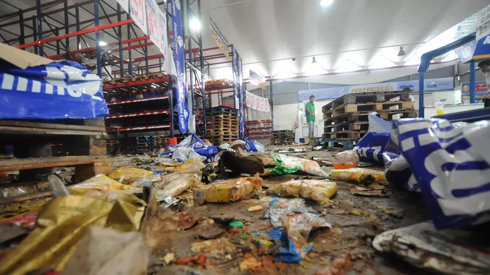 VACÍO. Solo basura y unos pocos productos quedaron en el piso de Luque. LA GACETA / FOTO DE OSVALDO RIPOLL