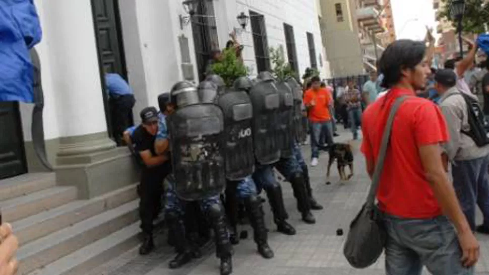 TENSIÓN. Hubo marchas frente a Casa de Gobierno de Catamarca. FOTO TOMADA DE ELANCASTI.COM