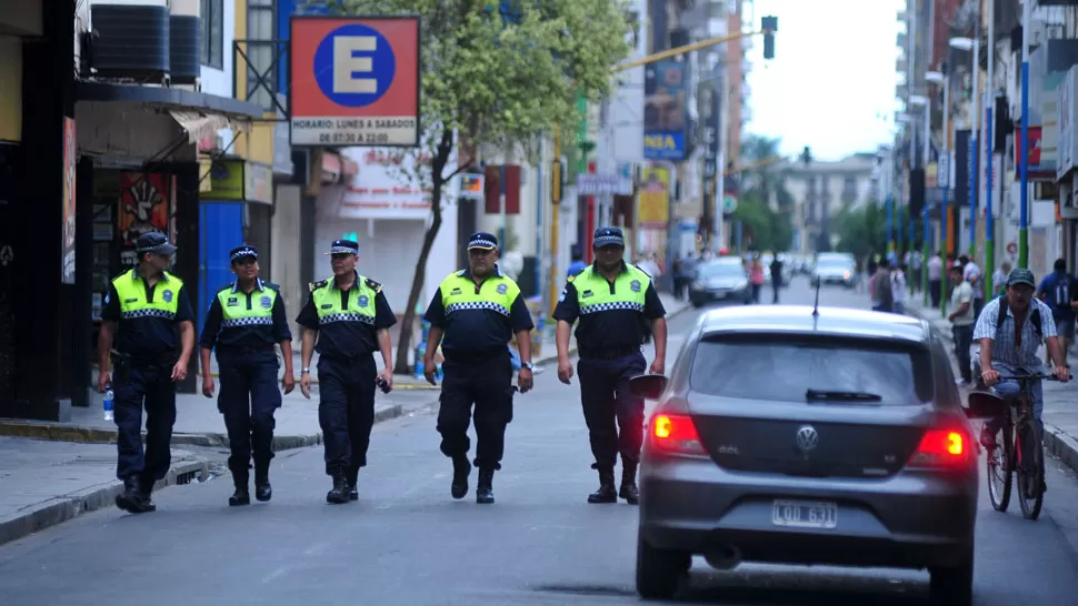 VOLVIERON A LAS CALLES. Los policías retomaron su labor tras un día de descontrol. LA GACETA/ FOTO DE DIEGO ARÁOZ.