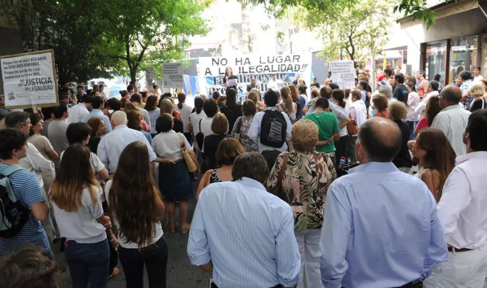 “NO HA LUGAR A LA ILEGALIDAD”. Repudio de familiares de detenidos por crímenes de lesa humanidad. la gaceta / foto de franco vera