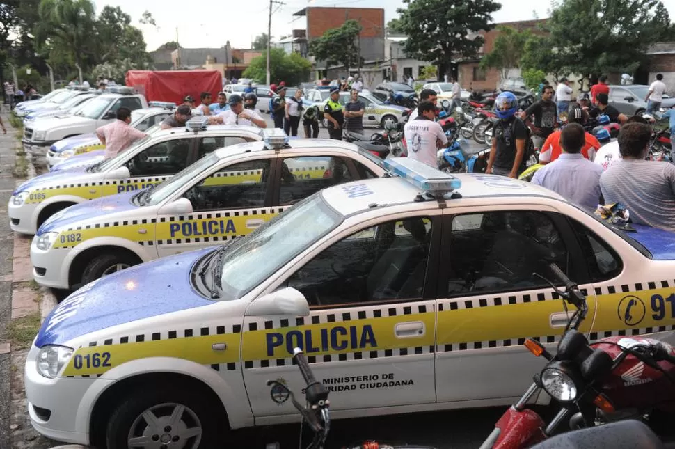 PROTESTA. La sede de la Subjefatura de Policía (Chile al 1.800) fue el lugar elegido por los policías para acuartelarse y exigir reivindicaciones salariales. LA GACETA / FOTO DE HECTOR PERALTA 