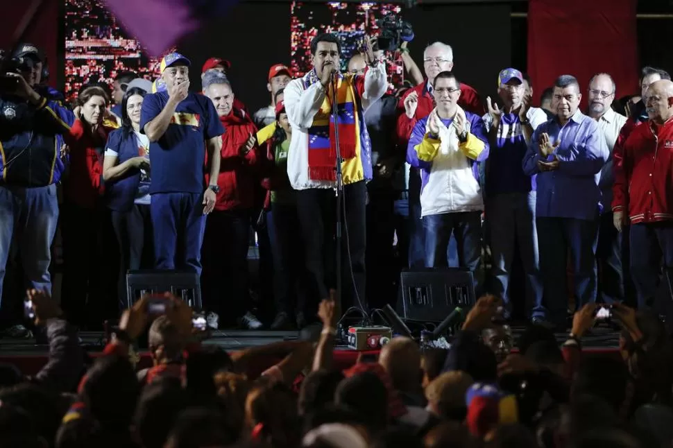 SALUDO. Maduro habla desde Plaza Bolívar, en Caracas, para confirmar el triunfo del chavismo en la mayoría de las ciudades de Venezuela. reuters