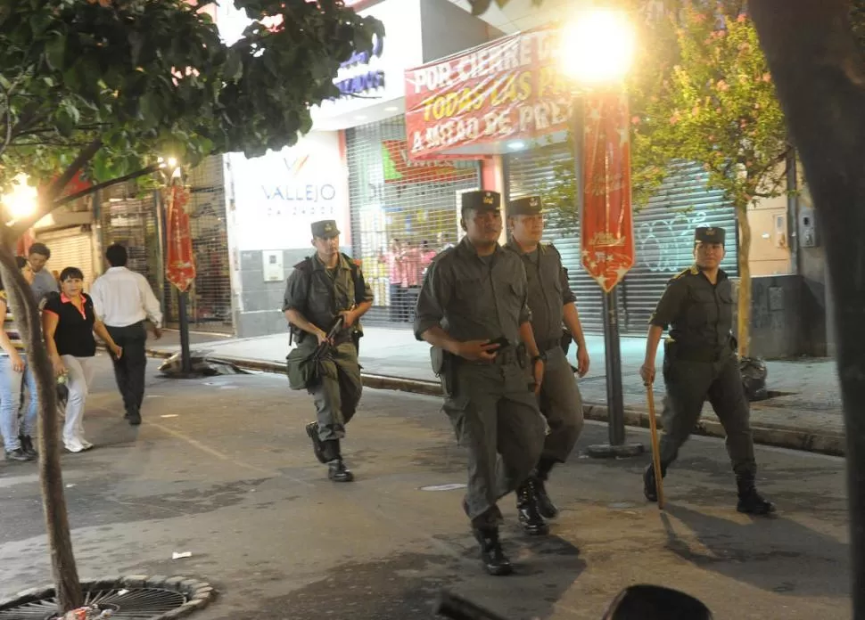 PATRULLAJE PREVENTIVO. Grupos de miembros de Gendarmería Nacional, con armas y palos, recorrieron las principales calles del microcentro de la ciudad.  LA GACETA / FOTO DE HECTOR PERALTA 