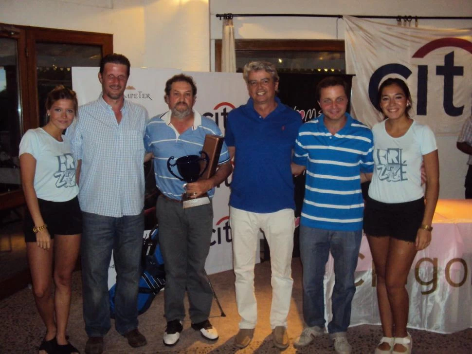 FELICES. Se entregaron los premios y también se sorteó una bolsa de palos. 