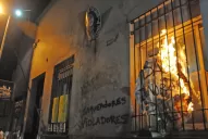 Escracharon una comisaría, una concesionaria de Alperovich y Canal 8