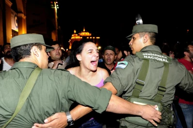 La noche de las cacerolas acabó en represión