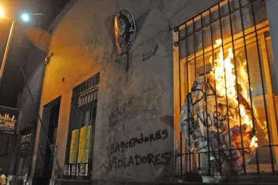 Escracharon una comisaría, una concesionaria de Alperovich y Canal 8