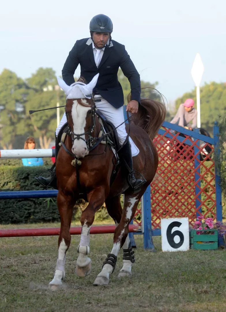 BINOMIO EXITOSO. Ricardo Piola y el caballo “LF CT Lancelot” mostraron todo su poderío en la prueba con vallas de 1,30. 