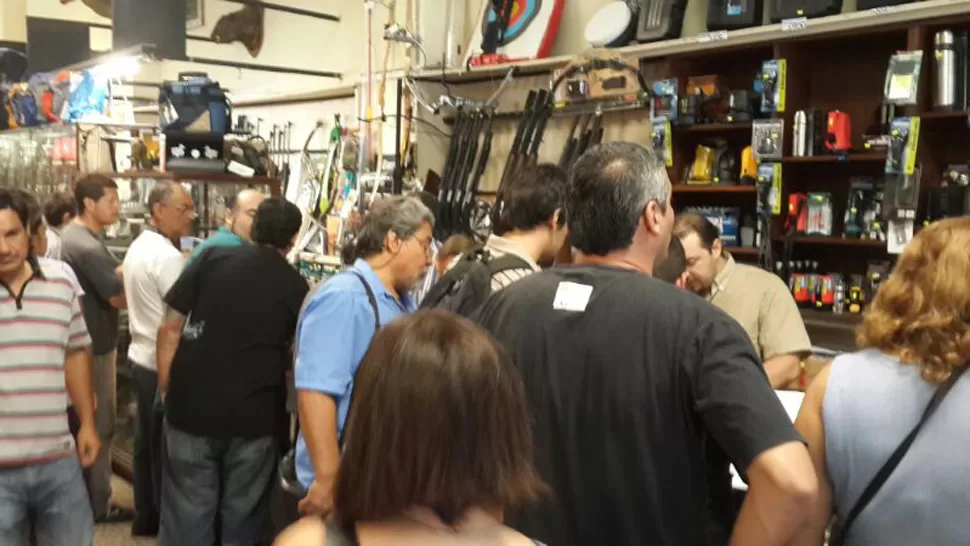 SALA LLENA. Decenas de tucumanos pasaron por las armerías para interiorizarse sobre las armas. 