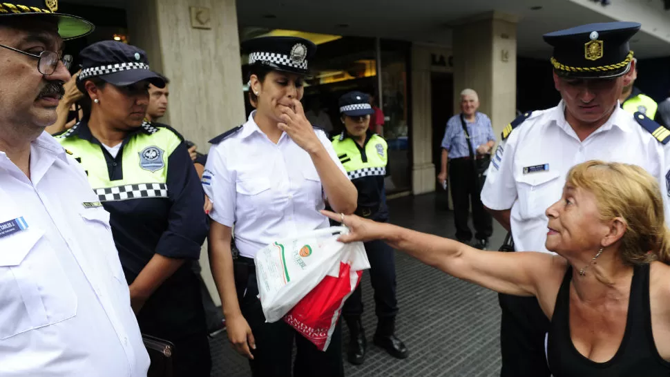 ENFRENTAMIENTO. Una mujer le reclamó a una agente. LA GACETA / FOTO DE JORGE OLMOS SGROSSO