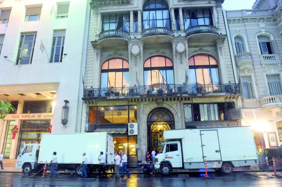 LOCACIONES. Dos camiones del soporte técnico de History Channel transportan los equipos que se usan para filmar varias escenas en el Jockey Club. la gaceta / foto de hector peralta