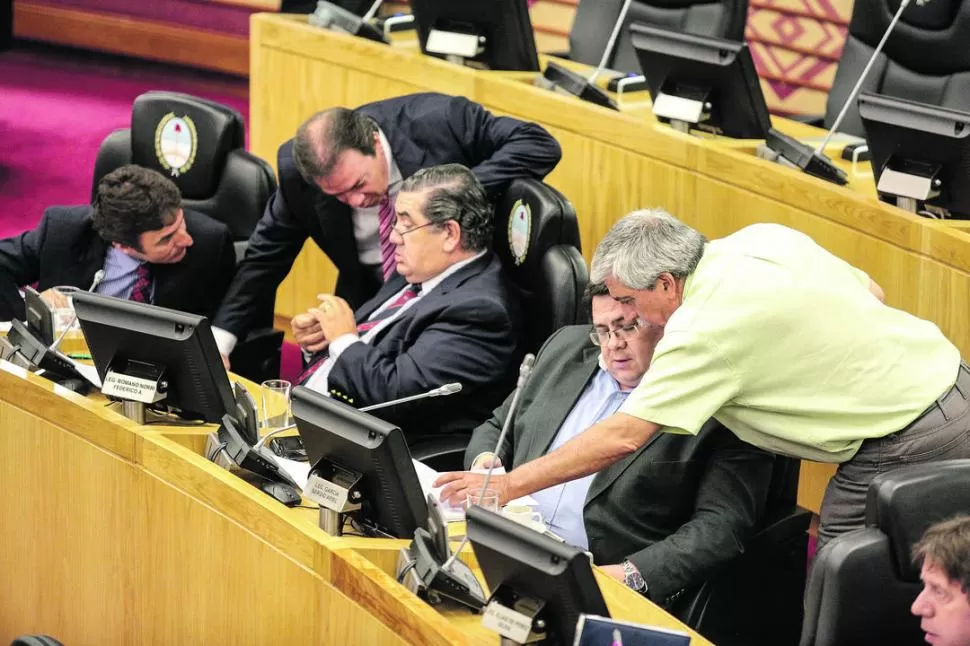 CONTACTOS. Álvarez (de mangas cortas) dialoga con García; Fernández hace lo propio con Romano Norri y Sánchez. prensa legislatura