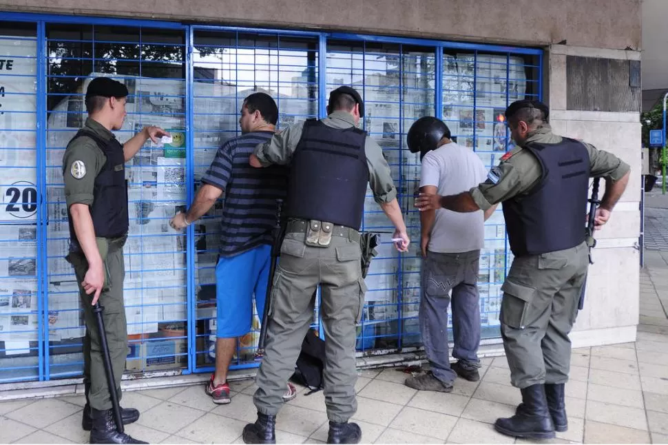 ACTUACIÓN. Gendarmes aprehendieron ayer a un par de supuestos ladrones en el microcentro de esta capital. la gaceta / foto de Analia Jaramillo