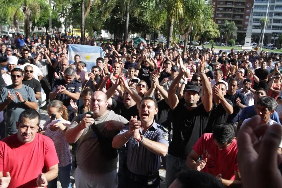 OBJETIVO LOGRADO. Los policías santafesinos terminaron aceptando la propuesta del Gobierno provincial, que se concretó mediante un decreto de Bonfatti. dyn