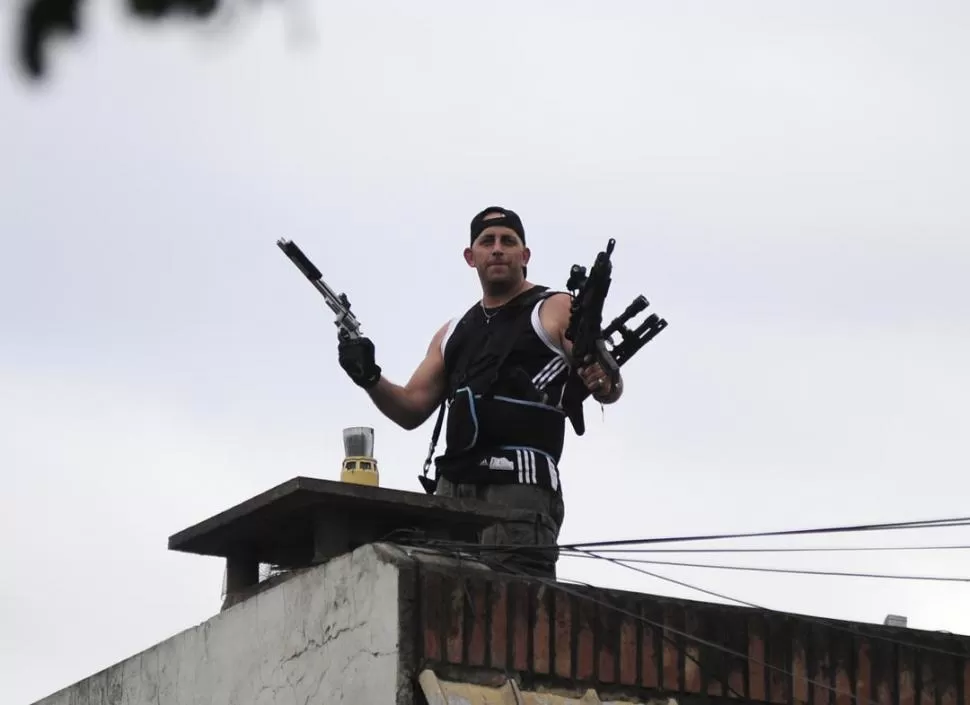 ARSENAL EN LA AZOTEA.  En la zona de San Juan y avenida América los habitantes también se prepararon para resistir los ataques. Un vecino exhibe sus múltiples armamentos desde la terraza. LA GACETA / FOTO DE JORGE OLMOS SGROSSO 