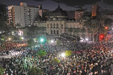 Miles de tucumanos coparon la plaza para descargar su enojo contra Alperovich y la Policía