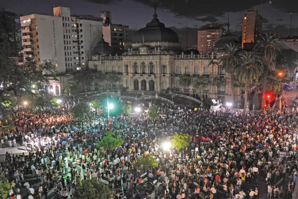 Miles de tucumanos coparon la plaza para descargar su enojo contra Alperovich y la Policía