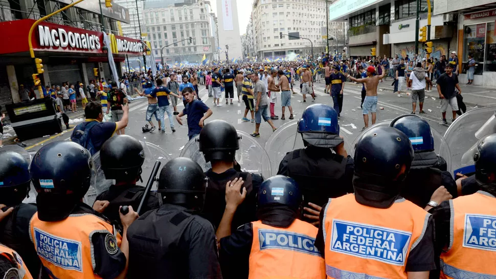 CHOQUE. Otra vez, los simpatizantes de Boca se cruzaron con la policía. DYN