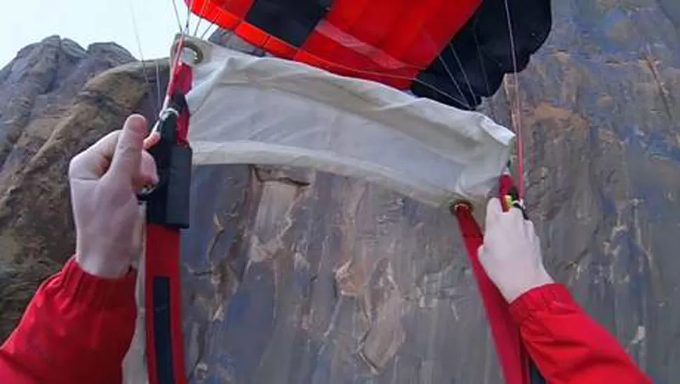 DESESPERACION. El momento de la caída del paracaidista. CAPTURA DE VIDEO.