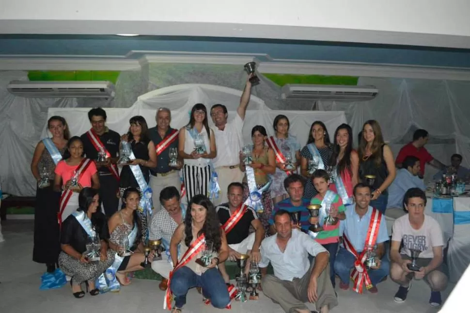 LOS MEJORES. Las amazonas y los jinetes del NOA festejaron en Famaillá. 