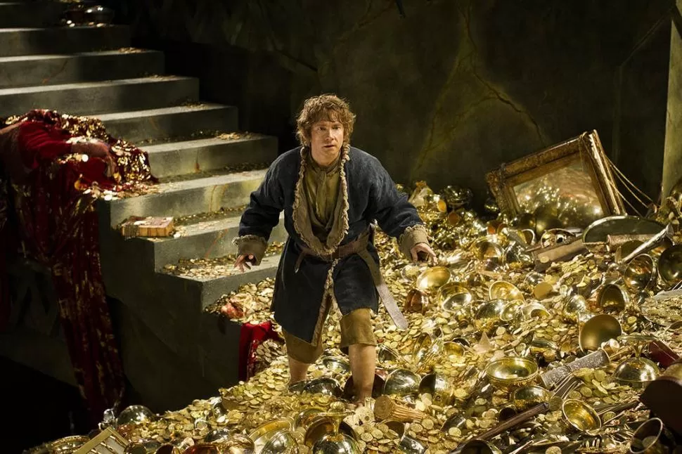 EL INTRUSO. Bilbo (Martin Freeman) se mueve entre los tesoros acumulados por Smaug. El encuentro con el dragón se producirá en instantes...  