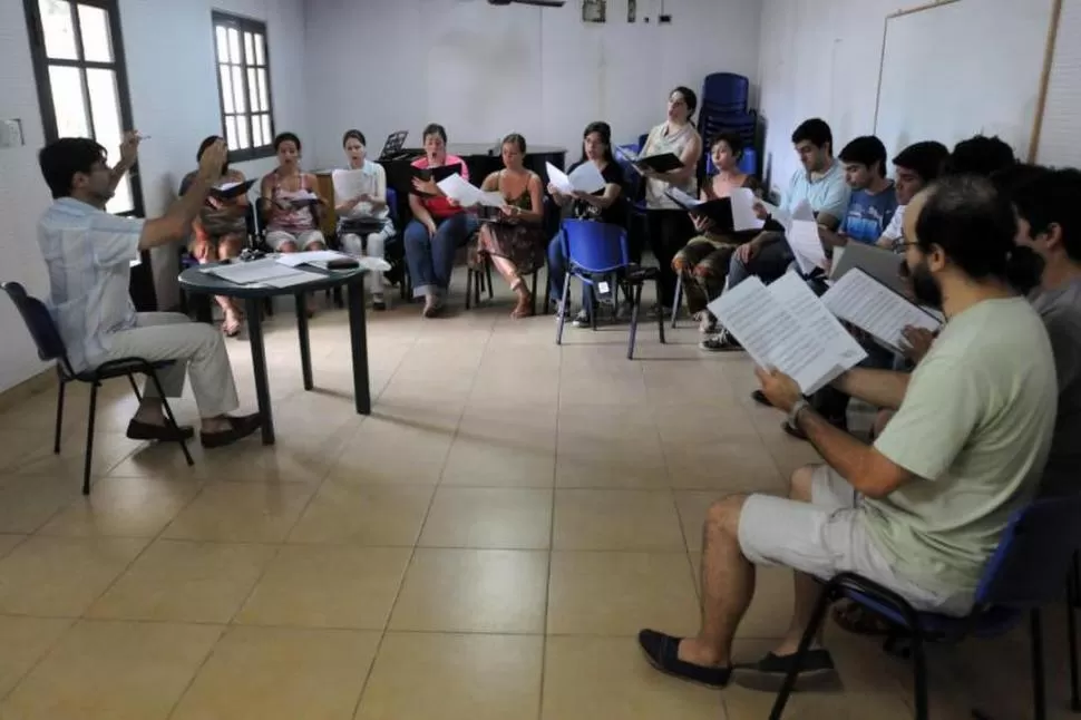 ENSAYO. El maestro Steinsleger da las últimas indicaciones a los coreutas. la gaceta / foto de INÉS QUINTEROS ORIO