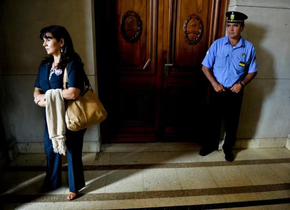 A LA ESPERA DE UNA SENTENCIA. Susana Trimarco, mamá de “Marita”, aguarda en la entrada de la sala de juicio de la Justicia de Tucumán, el año pasado. la gaceta / foto de jorge olmos sgrosso 