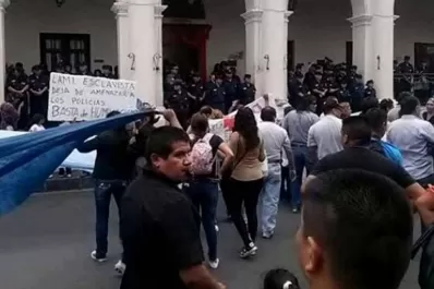 Policías salteños acuerdan salarios con el Gobierno y levantan la protesta