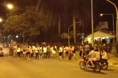 Un grupo de manifestantes volvió a marchar hacia la casa de Alperovich