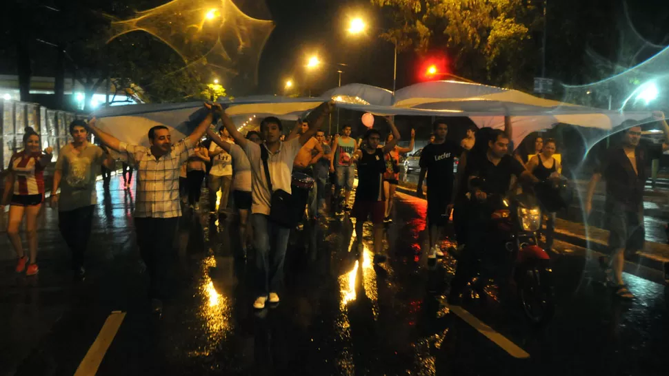 PASO FIRME. Los manifestantes no se amedrentaron por la lluvia. LA GACETA/ FOTO DE INÉS QUINTEROS ORIO.