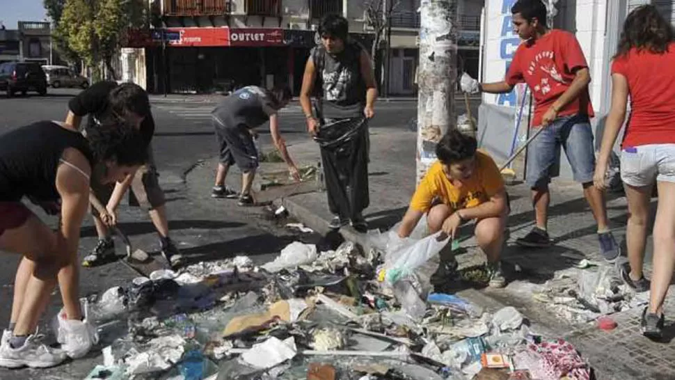 A DAR UNA MANO. Los chicos también limpiaron la ciudad. FOTO TOMADA DE FACEBOOK.