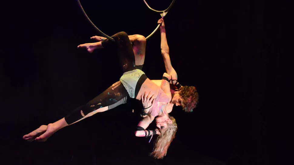  Danzas aéreas en un varieté con percusión, trapecio y telas del grupo El Espejo 