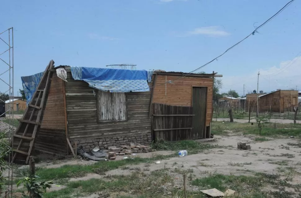 LA CASA DONDE CONVIVÍAN. Dentro de esta precaria vivienda fue asesinada Roxana del Carmen Navarro. la gaceta / foto de Antonio Ferroni