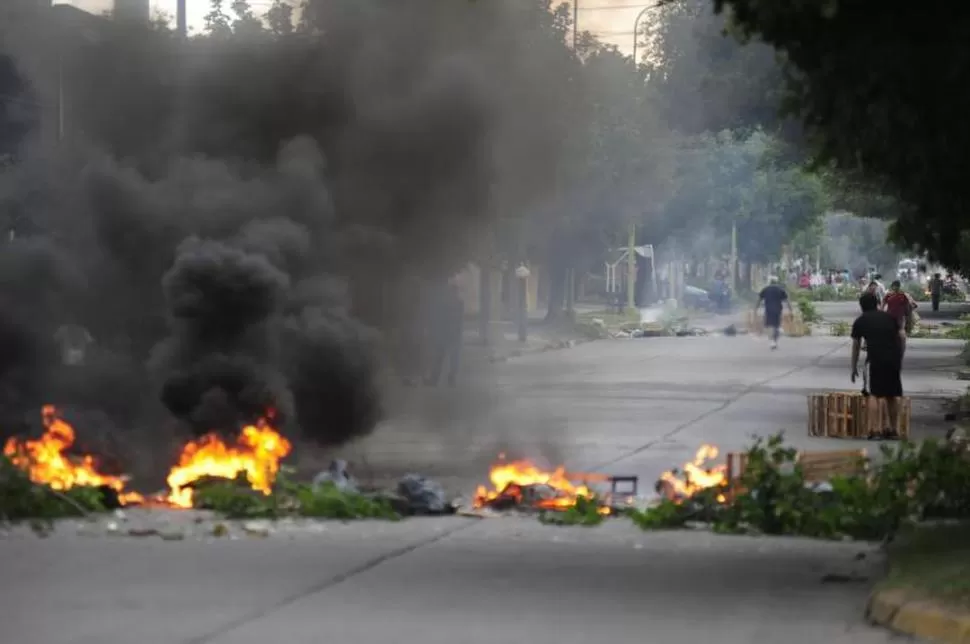 BARRICADAS. Ante la inacción de la Policía, a raíz del acuartelamiento, los tucumanos armaron retenes para detener el paso de los delincuentes. la gaceta / foto de Jorge Olmos Sgrosso