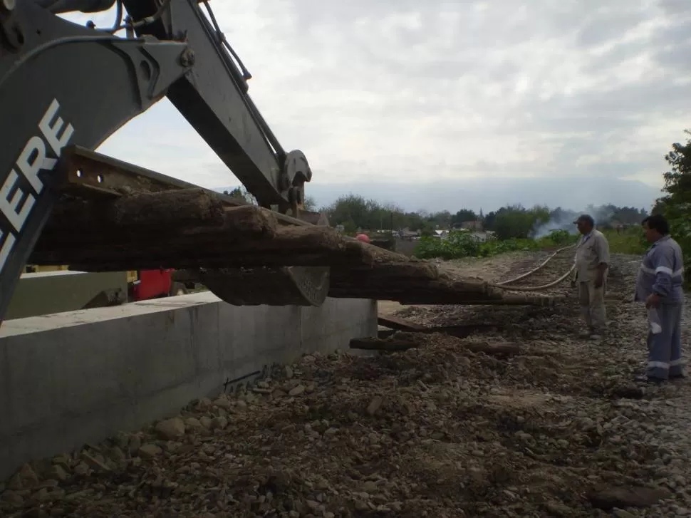 TRASCENDENTE. Durante la construcción del puente sur (izquierda) se retiraron los rieles y después fueron reinstalados. Entre la base del puente y la calzada de la México (Derecha), hay 4,20 metros de altura y el suelo fue tratado.  LA GACETA