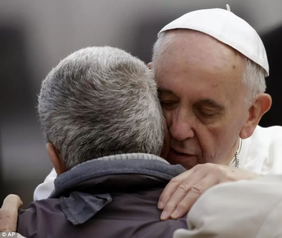 EL ABRAZO. Francisco conmovió al mundo cuando se acercó al hombre sin rostro.