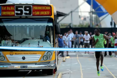 Polémica exhibición: Usain Bolt le ganó al Metrobus la carrera en la 9 de Julio