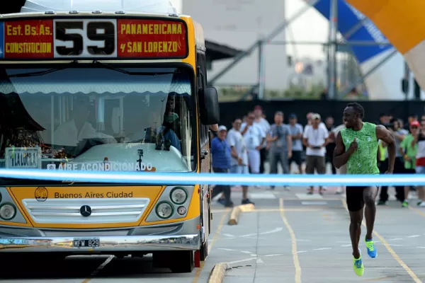 Polémica exhibición: Usain Bolt le ganó al Metrobus la carrera en la 9 de Julio