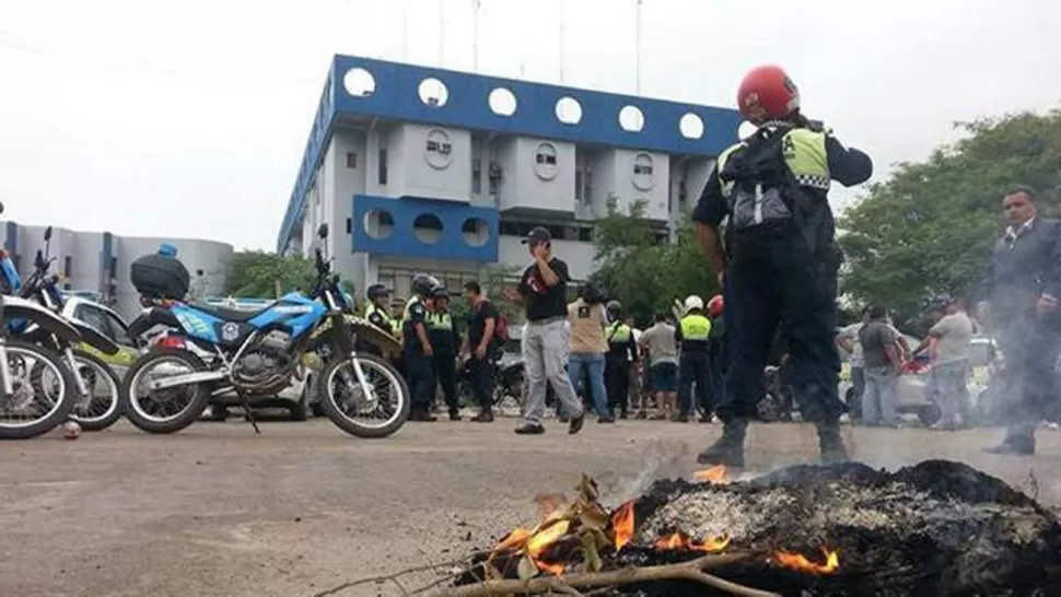 AMOTINADOS. Los policías tomaron durante más de 48 horas la Subjefatura. FOTO LA GACETA. 