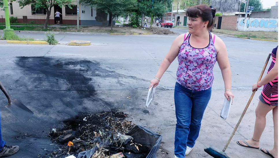 EL DÍA DESPUÉS. Rosa ayudó a despejar la calle en la que armó una barricada con sus vecinos. la gaceta / foto de analía jaramillo