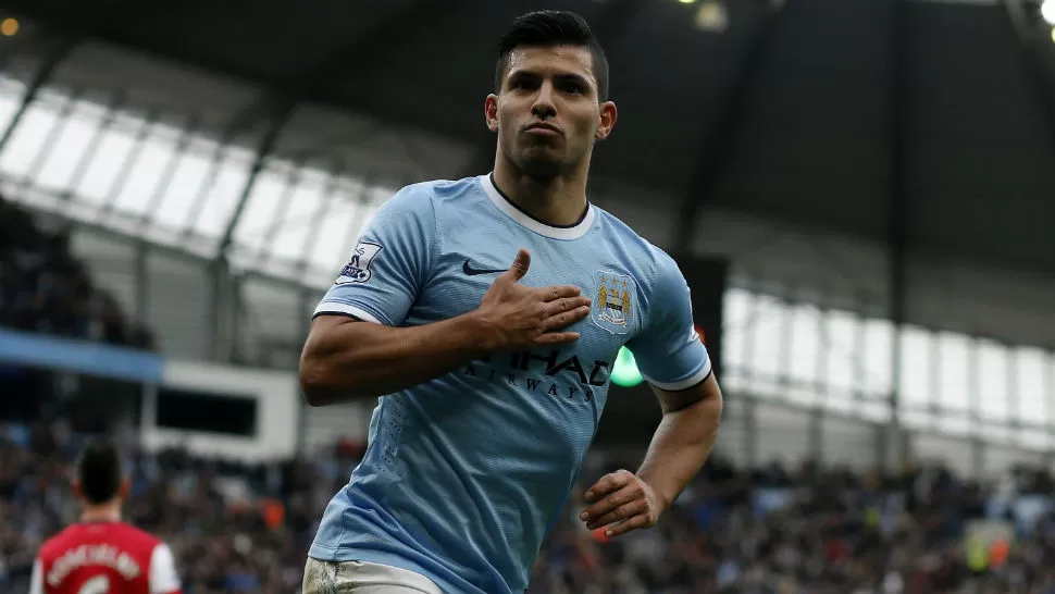 ES SUYO. Agüero se toca el pecho tras anotar el primero de los seis goles de City. REUTERS
