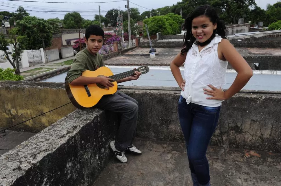 EN CARRRERA. En la terraza de su casa de San Cayetano, Nathalí y su hermano Iván componen canciones propias, preparándose para dar “el salto”.  