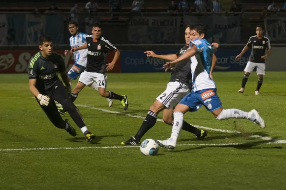 OTRA CHANCE. “Pulguita” dispara con la marca de Desábato encima, en el último partido jugado en la Copa ante Estudiantes. 